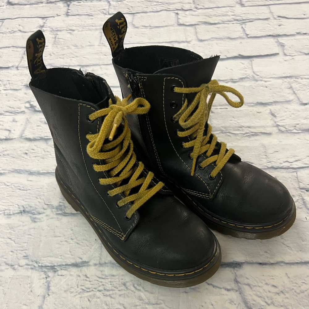 Kids’ sz 3 Doc Martens black leather lace up boots.